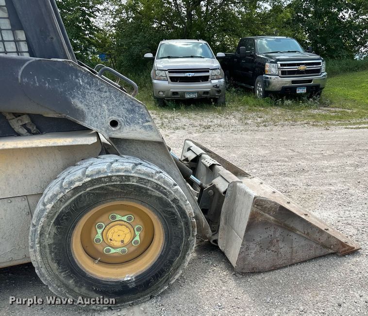 image for item MQ9357 2001 New Holland LS180  skid steer loader