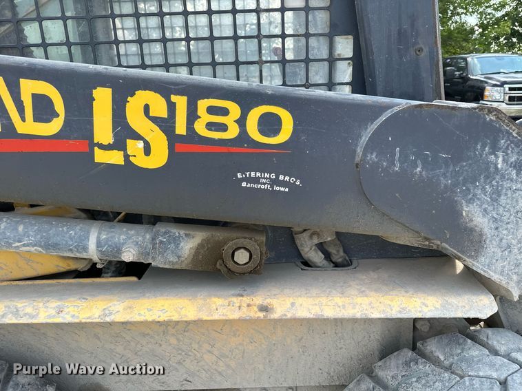 image for item MQ9357 2001 New Holland LS180  skid steer loader