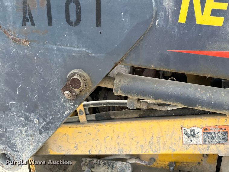 image for item MQ9357 2001 New Holland LS180  skid steer loader