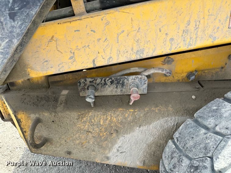 image for item MQ9357 2001 New Holland LS180  skid steer loader