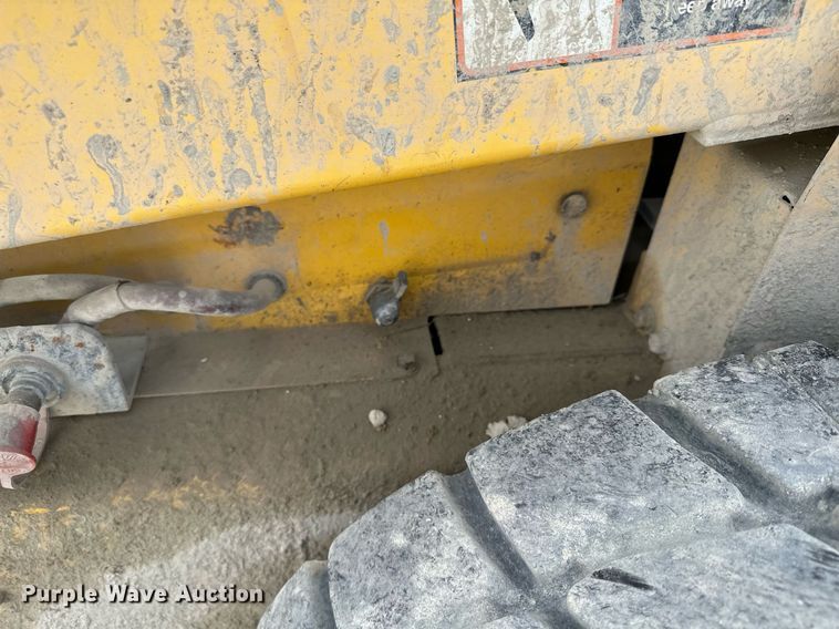 image for item MQ9357 2001 New Holland LS180  skid steer loader