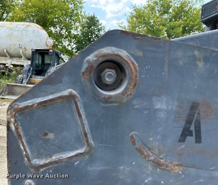 image for item MQ9357 2001 New Holland LS180  skid steer loader