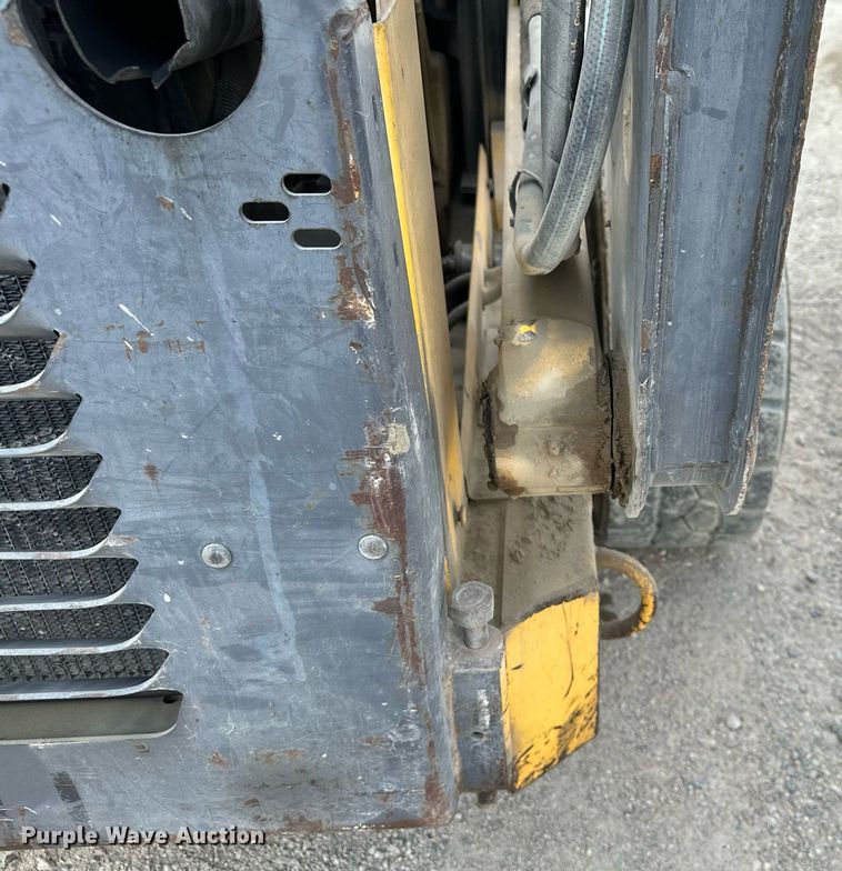 image for item MQ9357 2001 New Holland LS180  skid steer loader