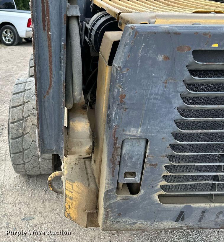 image for item MQ9357 2001 New Holland LS180  skid steer loader