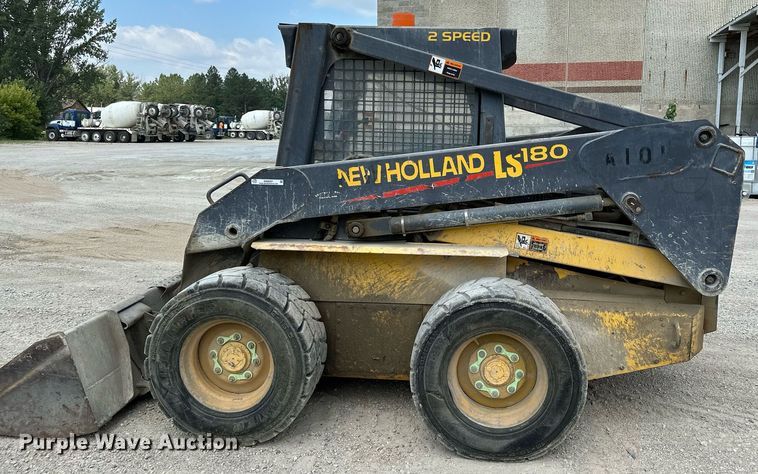 image for item MQ9357 2001 New Holland LS180  skid steer loader