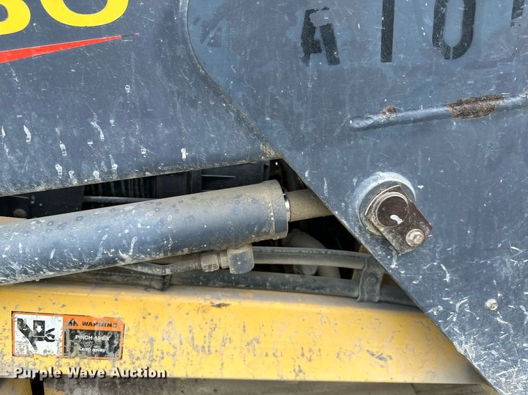 image for item MQ9357 2001 New Holland LS180  skid steer loader