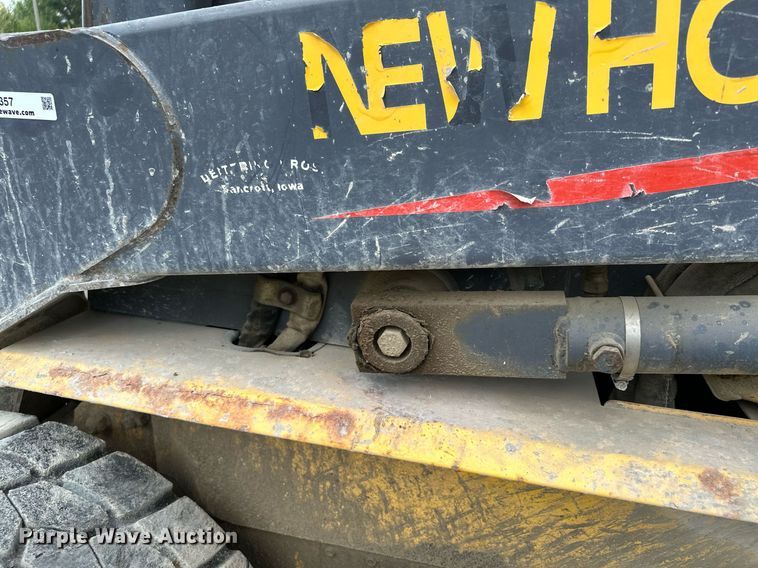 image for item MQ9357 2001 New Holland LS180  skid steer loader