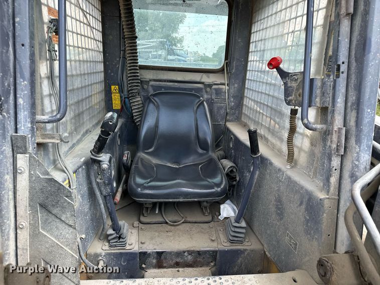 image for item MQ9357 2001 New Holland LS180  skid steer loader