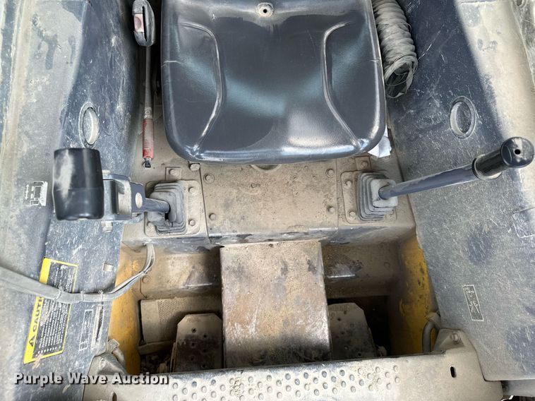 image for item MQ9357 2001 New Holland LS180  skid steer loader