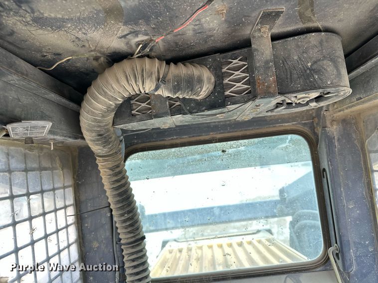 image for item MQ9357 2001 New Holland LS180  skid steer loader