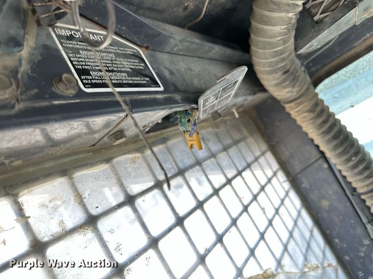 image for item MQ9357 2001 New Holland LS180  skid steer loader