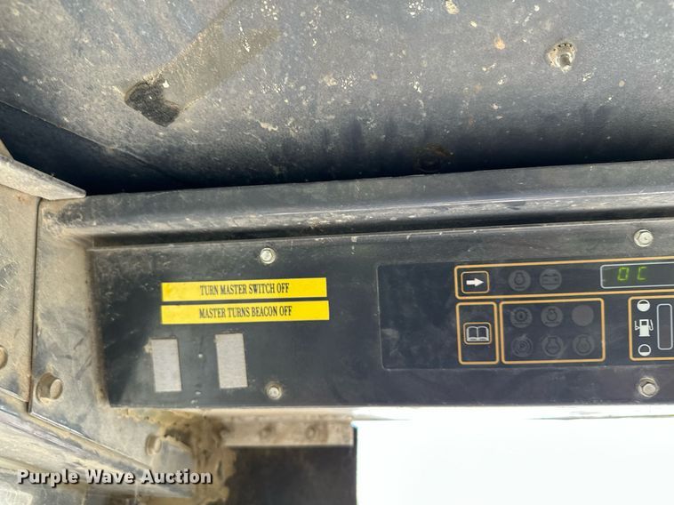 image for item MQ9357 2001 New Holland LS180  skid steer loader