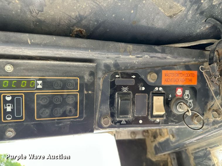 image for item MQ9357 2001 New Holland LS180  skid steer loader