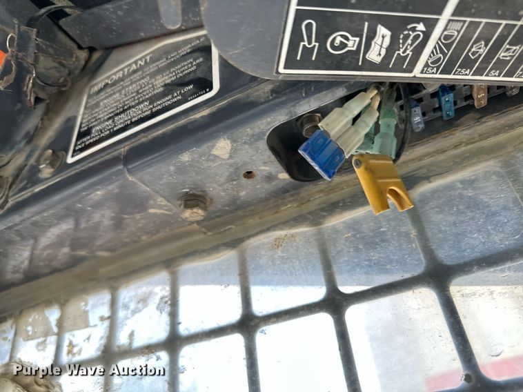 image for item MQ9357 2001 New Holland LS180  skid steer loader