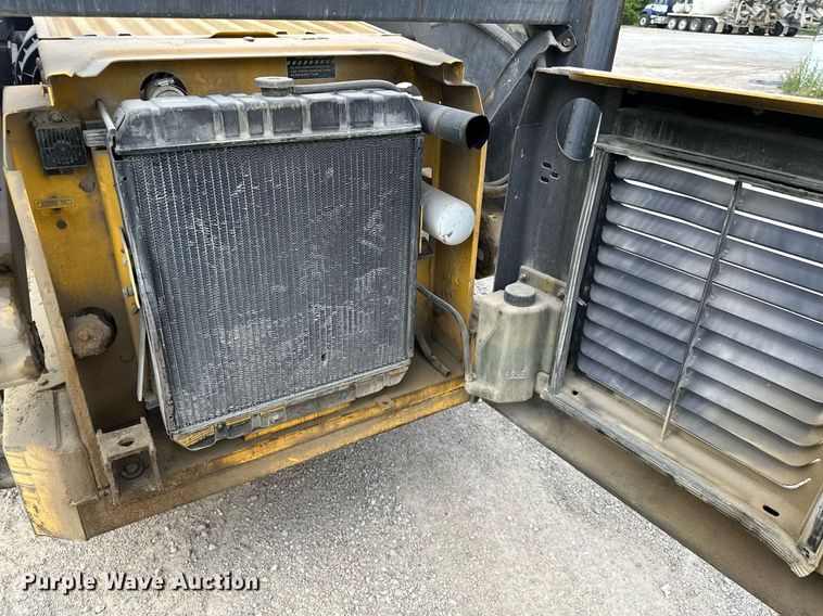 image for item MQ9357 2001 New Holland LS180  skid steer loader