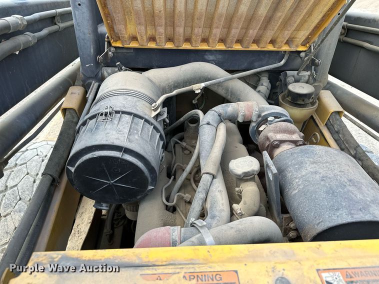 image for item MQ9357 2001 New Holland LS180  skid steer loader