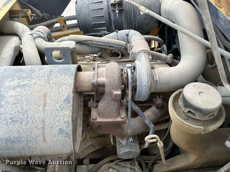 image for item MQ9357 2001 New Holland LS180  skid steer loader