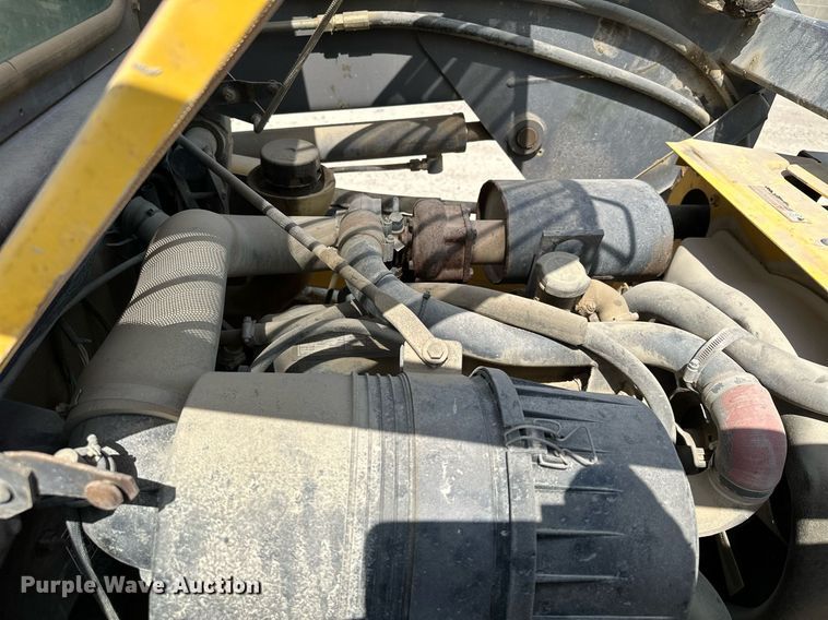 image for item MQ9357 2001 New Holland LS180  skid steer loader