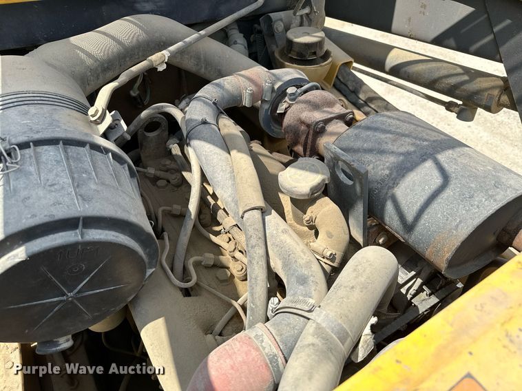 image for item MQ9357 2001 New Holland LS180  skid steer loader