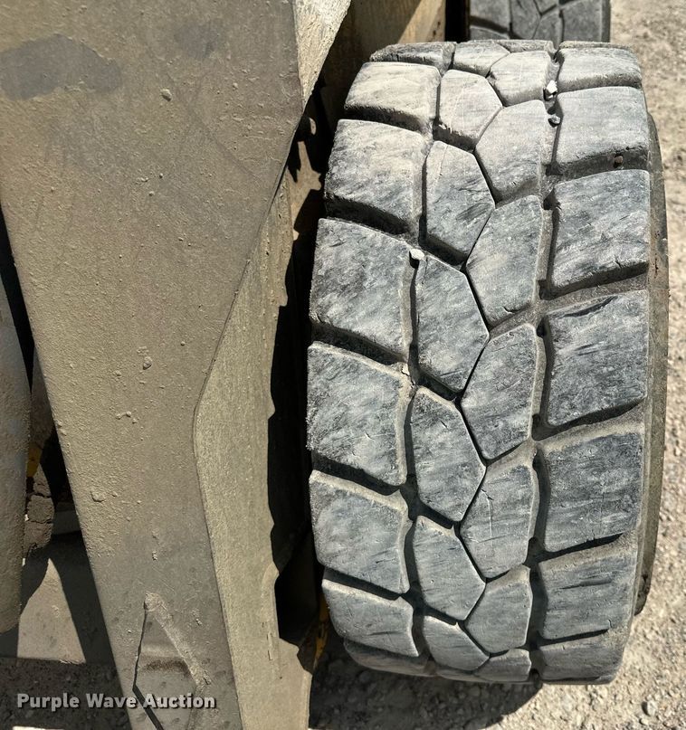 image for item MQ9357 2001 New Holland LS180  skid steer loader