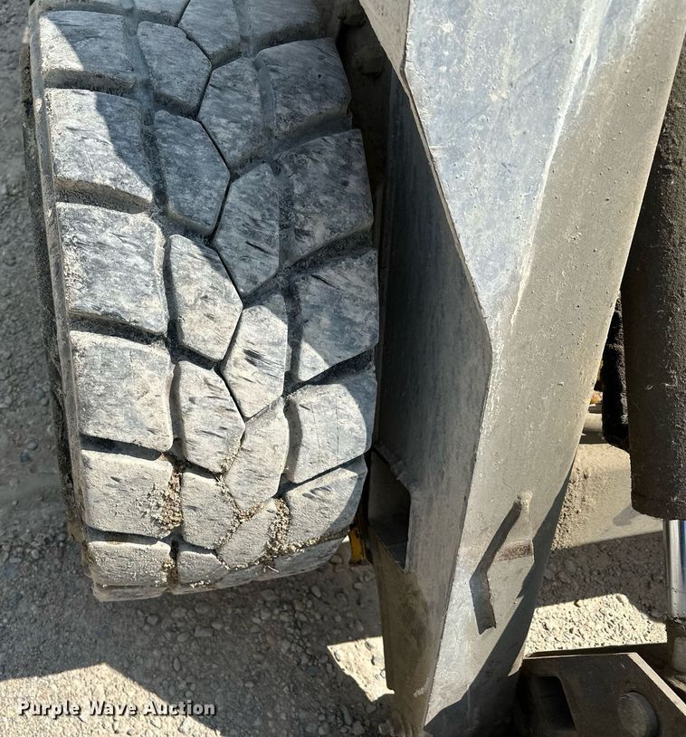 image for item MQ9357 2001 New Holland LS180  skid steer loader