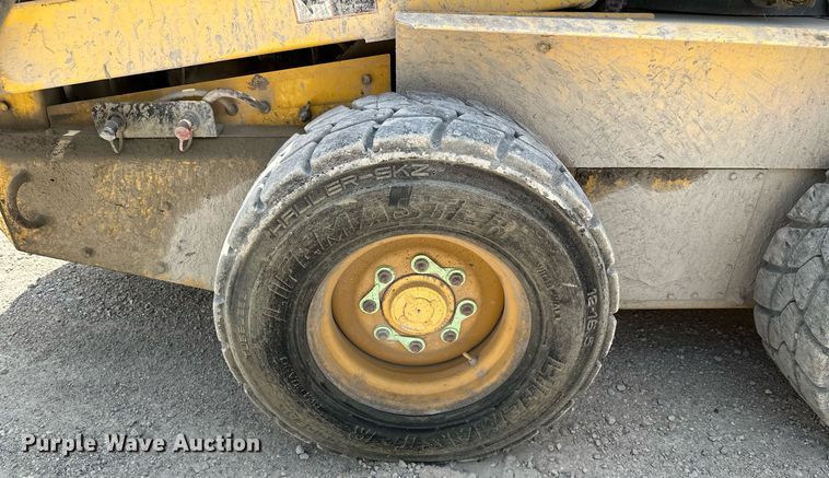 image for item MQ9357 2001 New Holland LS180  skid steer loader