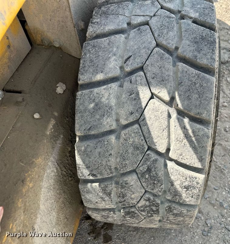 image for item MQ9357 2001 New Holland LS180  skid steer loader