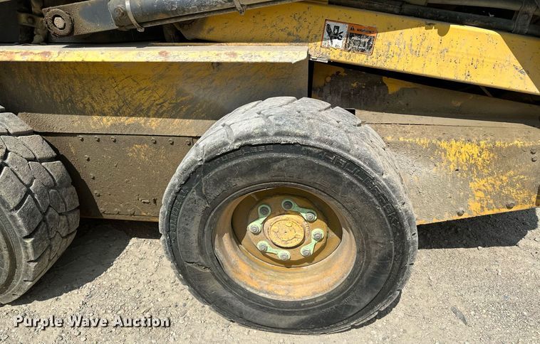 image for item MQ9357 2001 New Holland LS180  skid steer loader