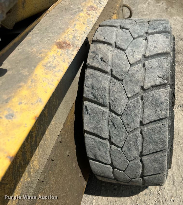 image for item MQ9357 2001 New Holland LS180  skid steer loader