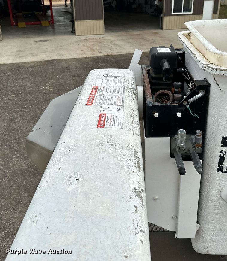 image for item MQ9367 2008 GMC C7500  forestry bucket truck