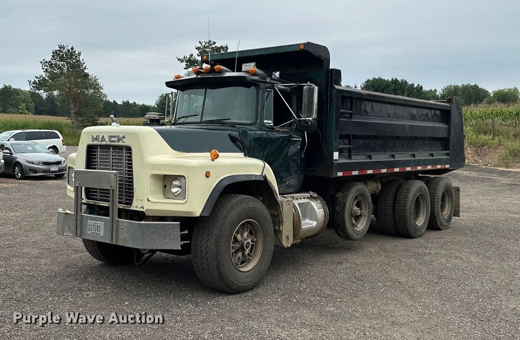 image for item MQ9368 1992 Mack RD688S  dump truck