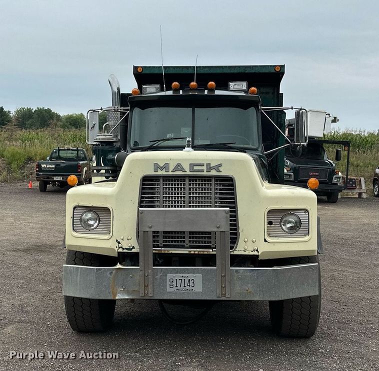 image for item MQ9368 1992 Mack RD688S  dump truck