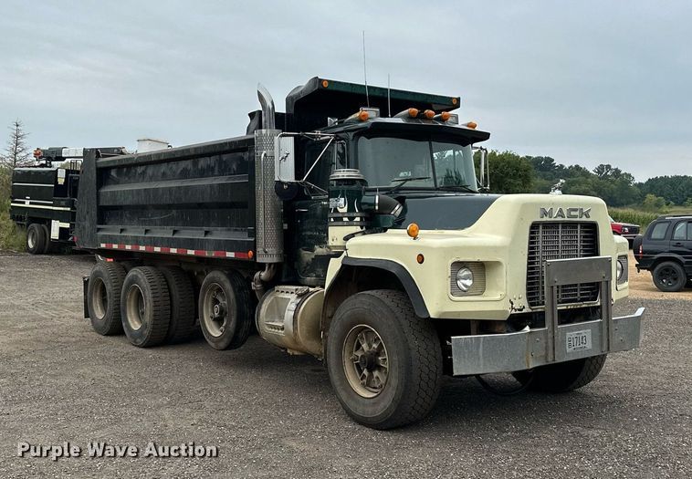 image for item MQ9368 1992 Mack RD688S  dump truck