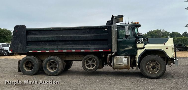 image for item MQ9368 1992 Mack RD688S  dump truck