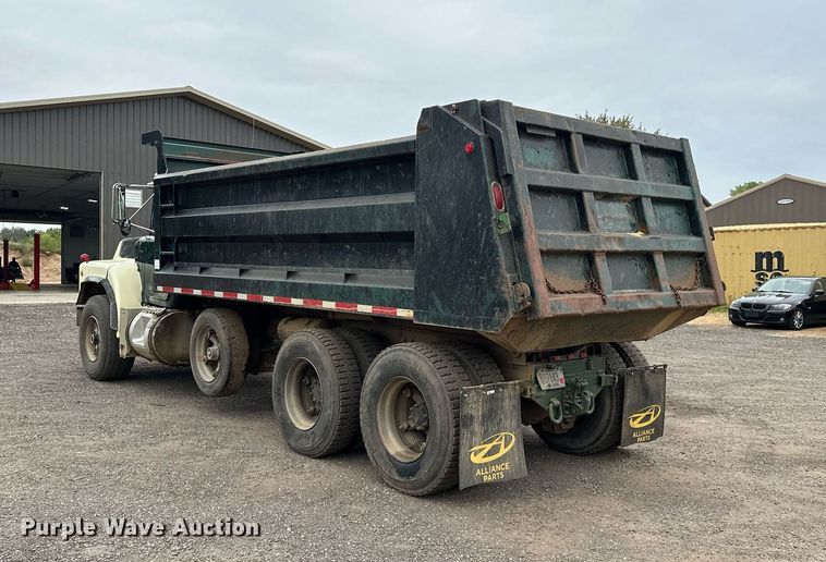 image for item MQ9368 1992 Mack RD688S  dump truck
