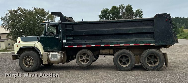 image for item MQ9368 1992 Mack RD688S  dump truck