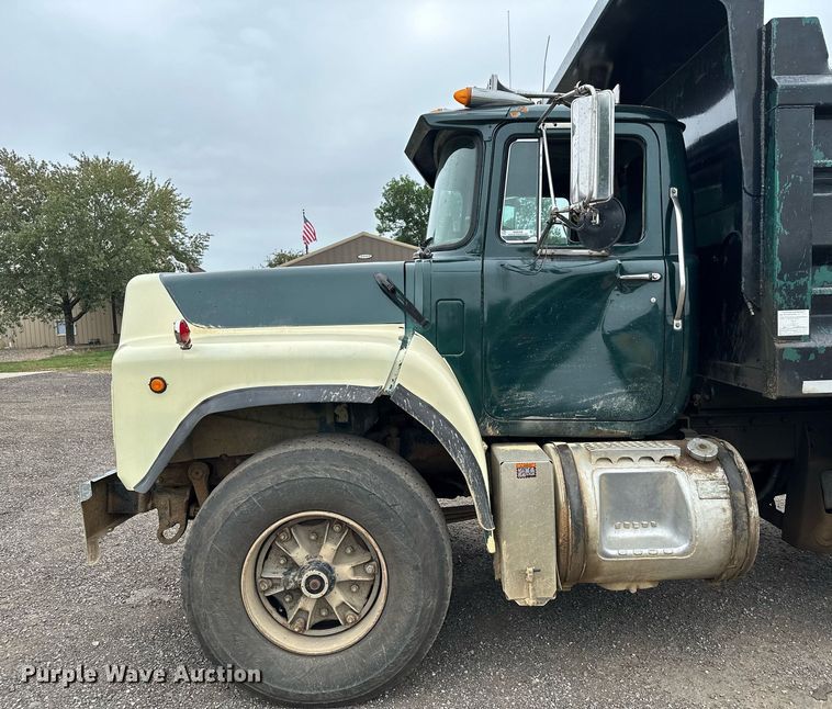image for item MQ9368 1992 Mack RD688S  dump truck