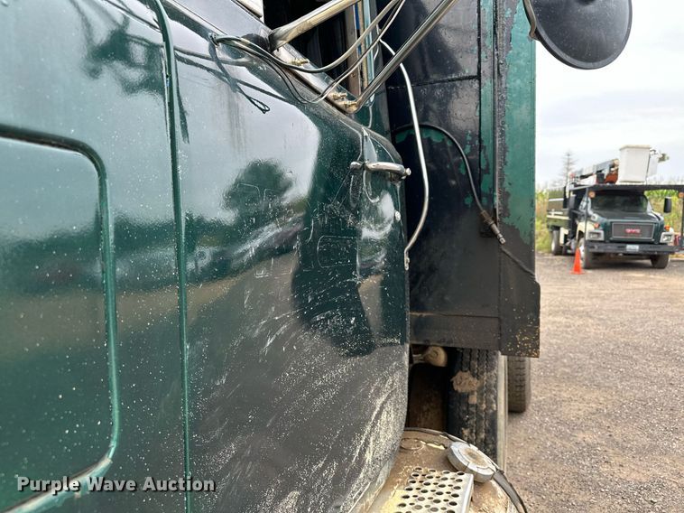 image for item MQ9368 1992 Mack RD688S  dump truck