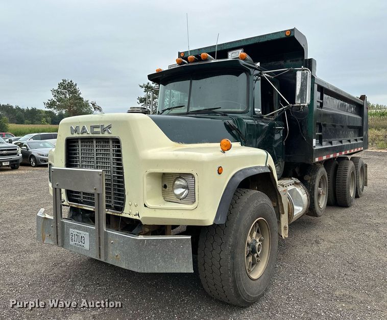 image for item MQ9368 1992 Mack RD688S  dump truck