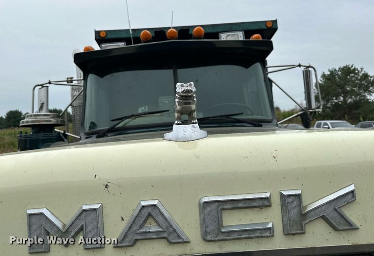 image for item MQ9368 1992 Mack RD688S  dump truck