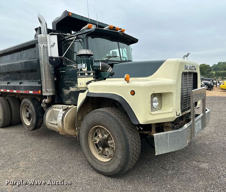 image for item MQ9368 1992 Mack RD688S  dump truck