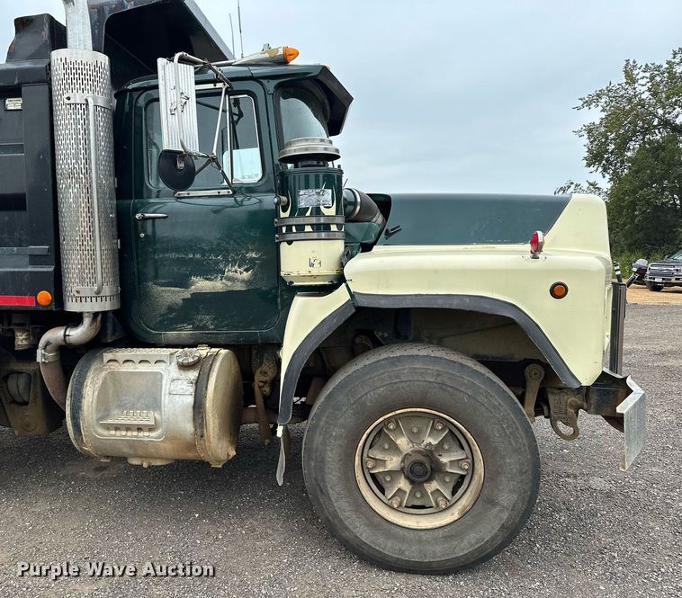 image for item MQ9368 1992 Mack RD688S  dump truck