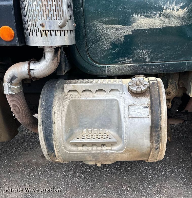 image for item MQ9368 1992 Mack RD688S  dump truck