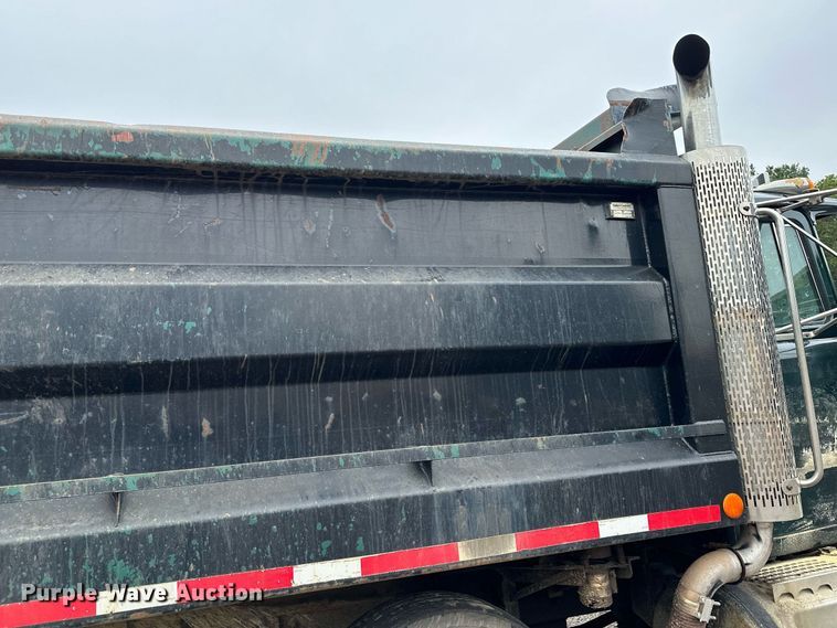 image for item MQ9368 1992 Mack RD688S  dump truck