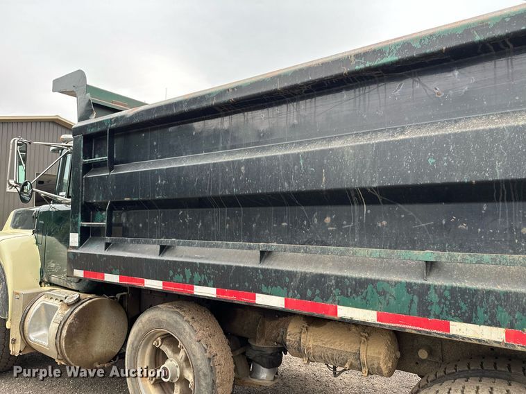 image for item MQ9368 1992 Mack RD688S  dump truck