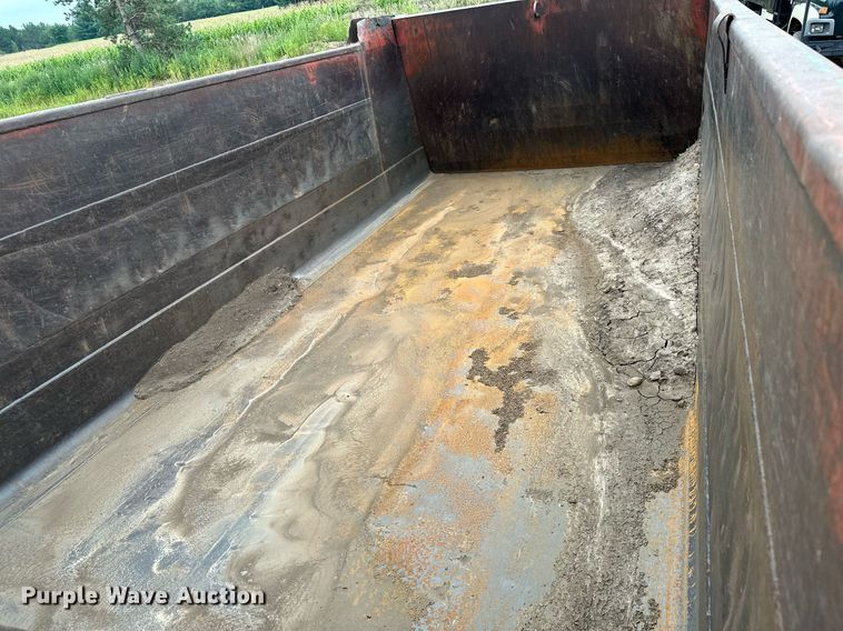 image for item MQ9368 1992 Mack RD688S  dump truck