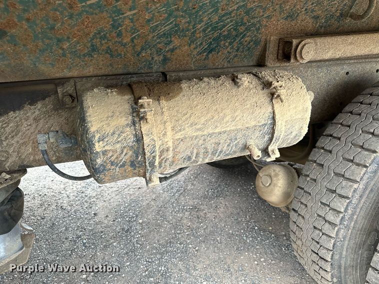 image for item MQ9368 1992 Mack RD688S  dump truck