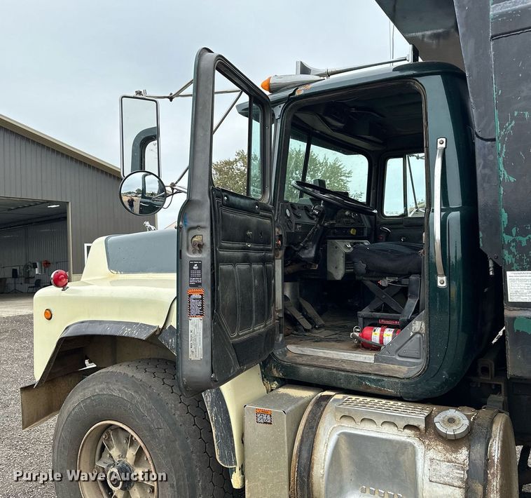 image for item MQ9368 1992 Mack RD688S  dump truck