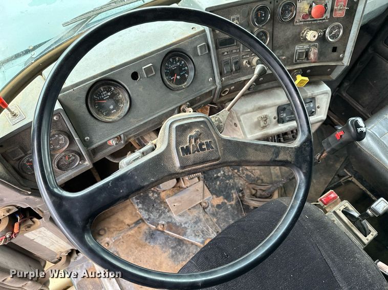 image for item MQ9368 1992 Mack RD688S  dump truck