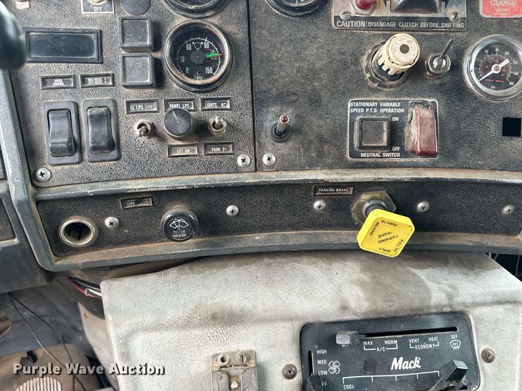 image for item MQ9368 1992 Mack RD688S  dump truck